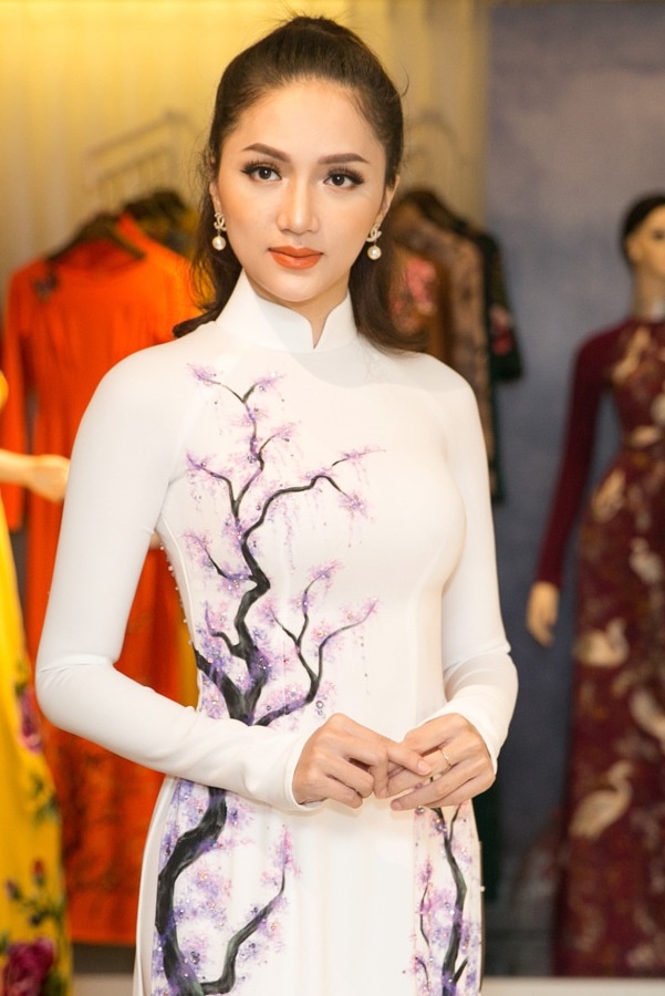 Đàm Vĩnh Hưng giúp Hương Giang chọn áo dài thi hoa hậu chuyển giới